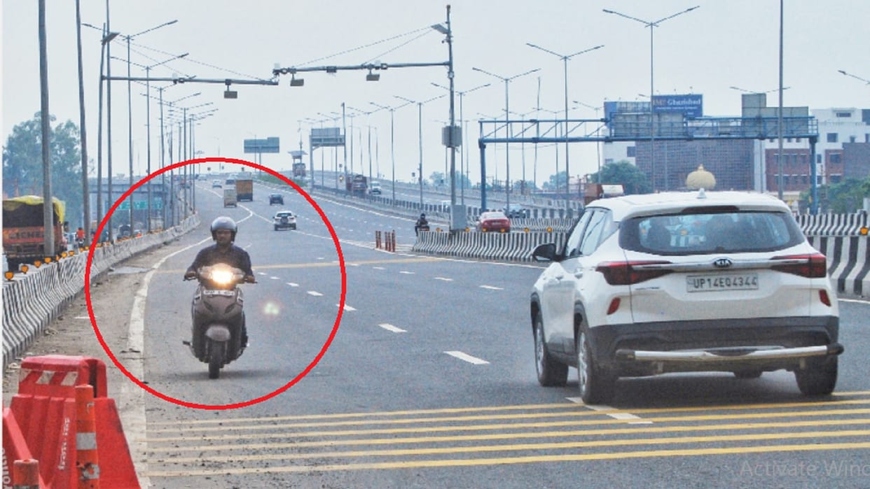 Delhi-Meerut Expressway Ban on two wheelers but no one to stop in ghaziabad