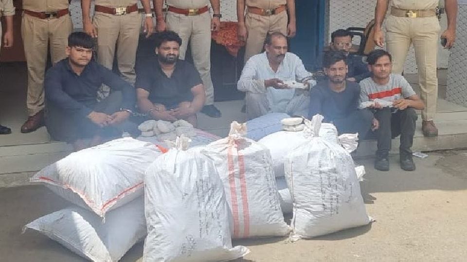 Police arrested six ganja smugglers in Agra