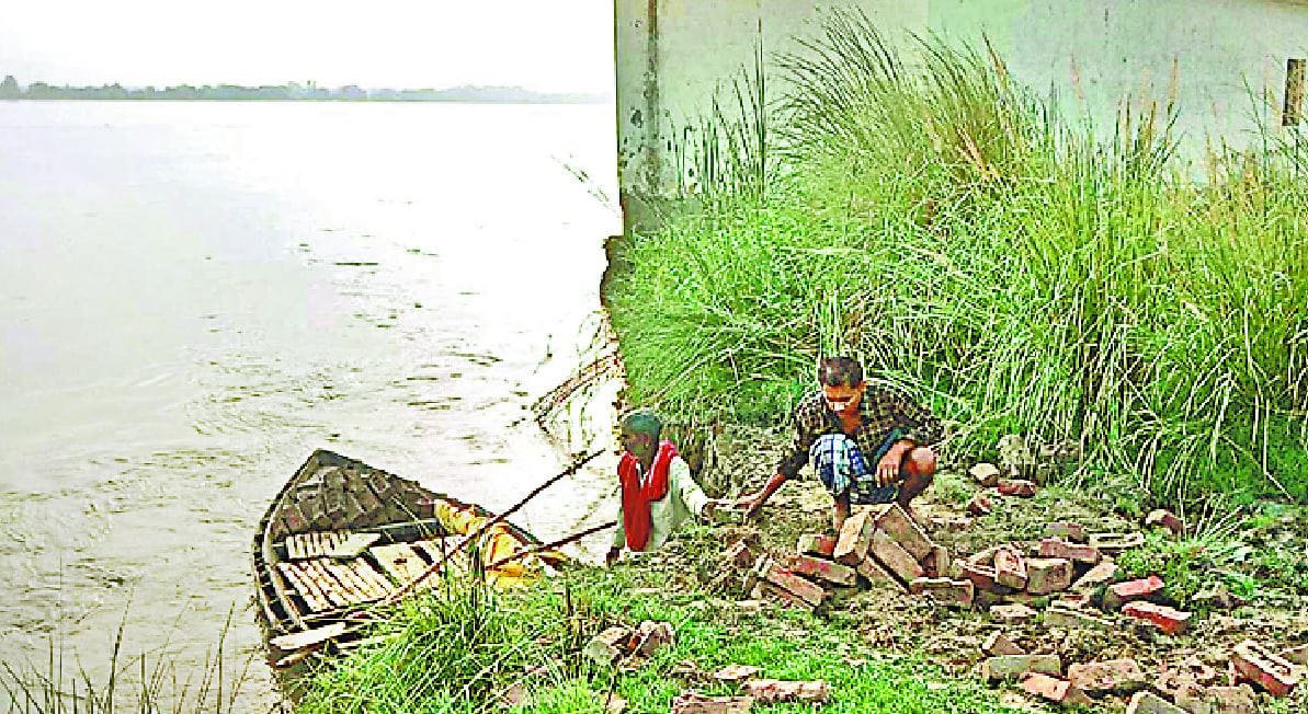 After decreasing, the water level of Ghaghra started increasing again in azamgarh