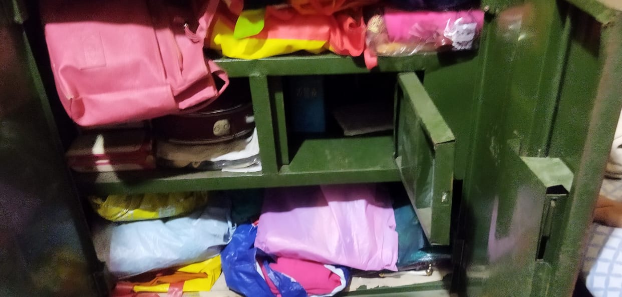 Jewelery worth three lakhs stolen including ten thousand cash