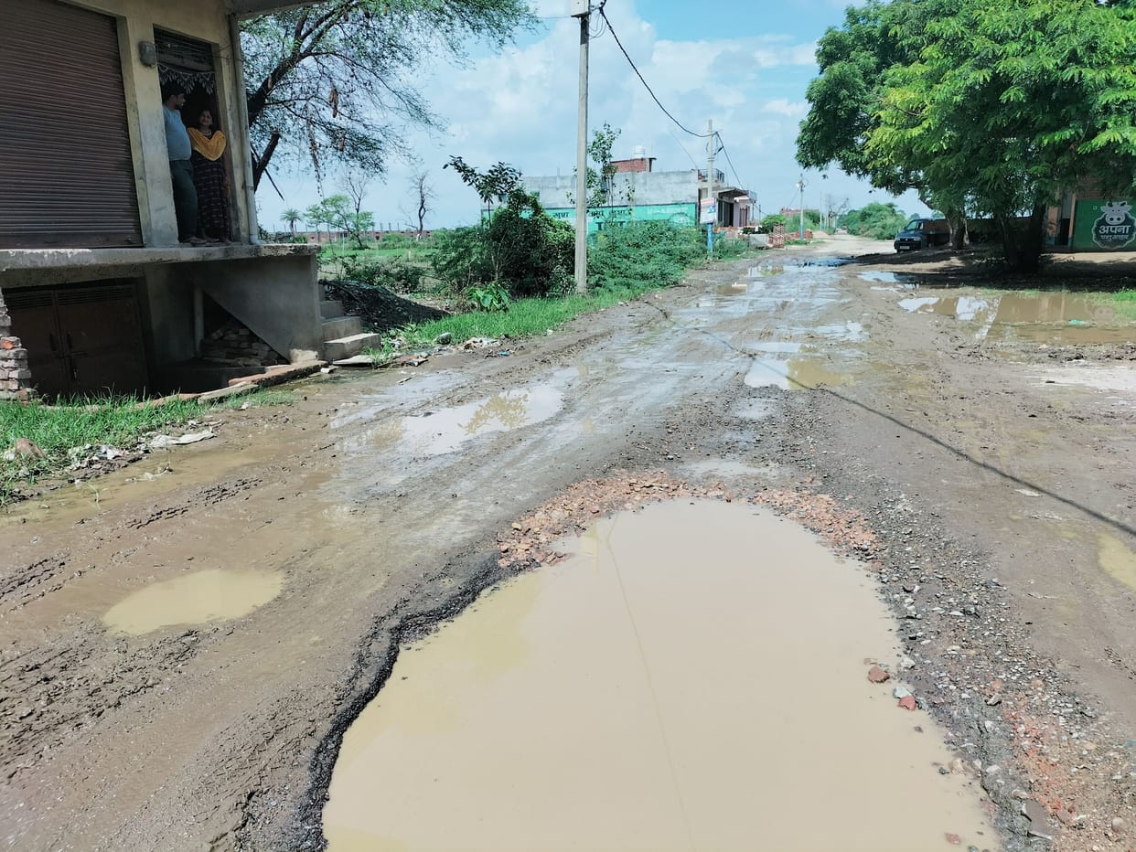 Auraiya: The road construction pole is opening in the rain