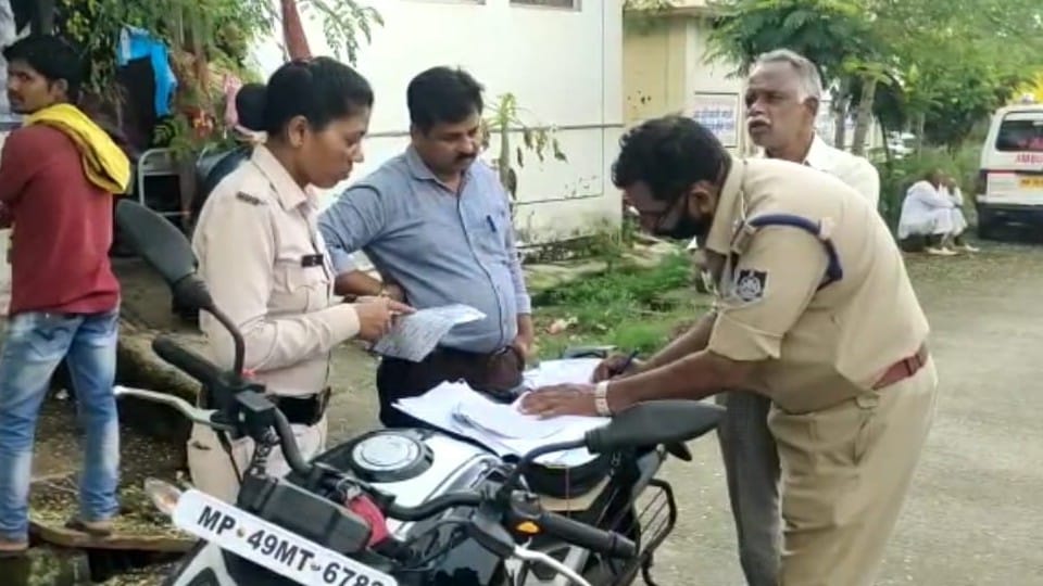 Parents burnt themselves by pouring kerosene along with son and daughter in financial crisis, couple died