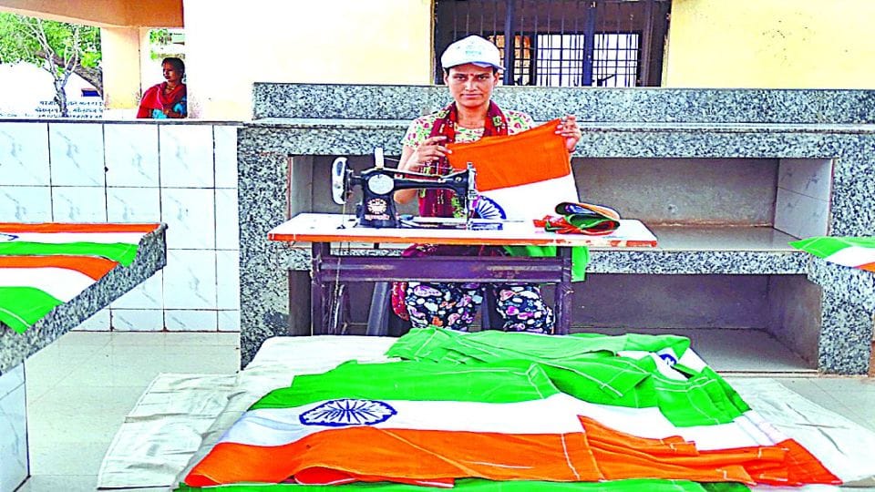 women preparing tricolor for har ghar tiranga abhiyan in agra