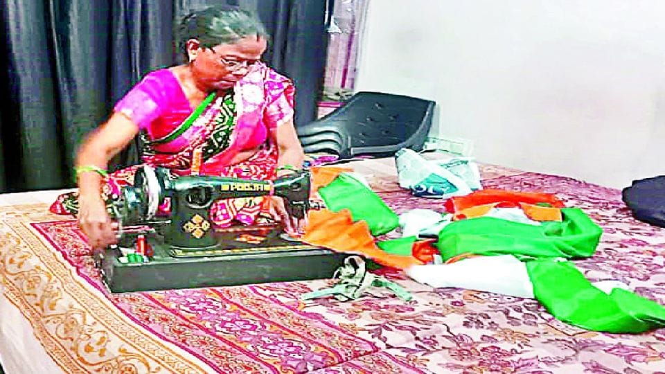 women preparing tricolor for har ghar tiranga abhiyan in agra