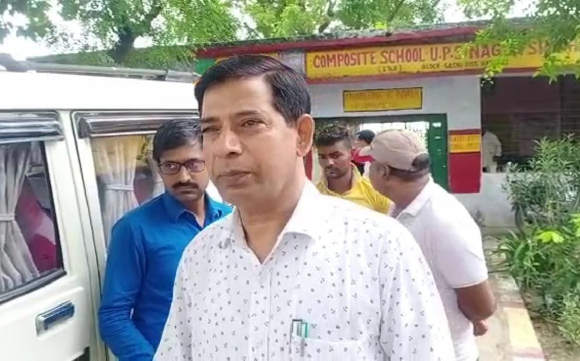 Hathras: AD reached Sanvilion School, Nagla Singh, talked to the family of the child