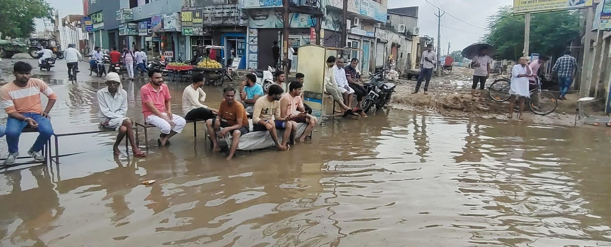 Shopkeepers jammed for eight hours due to non-drainage of water in Narwana