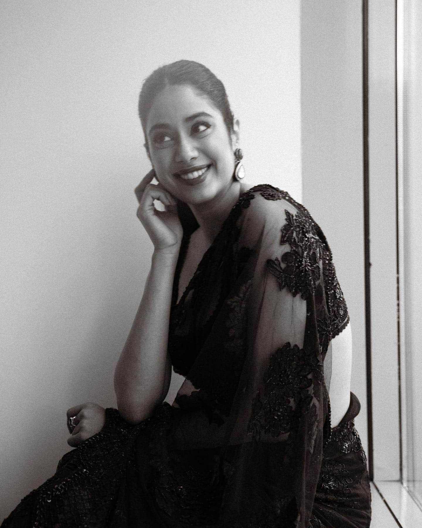 Janhvi kapoor shared her photos in saree to thank her fans for giving love to her film good luck jerry