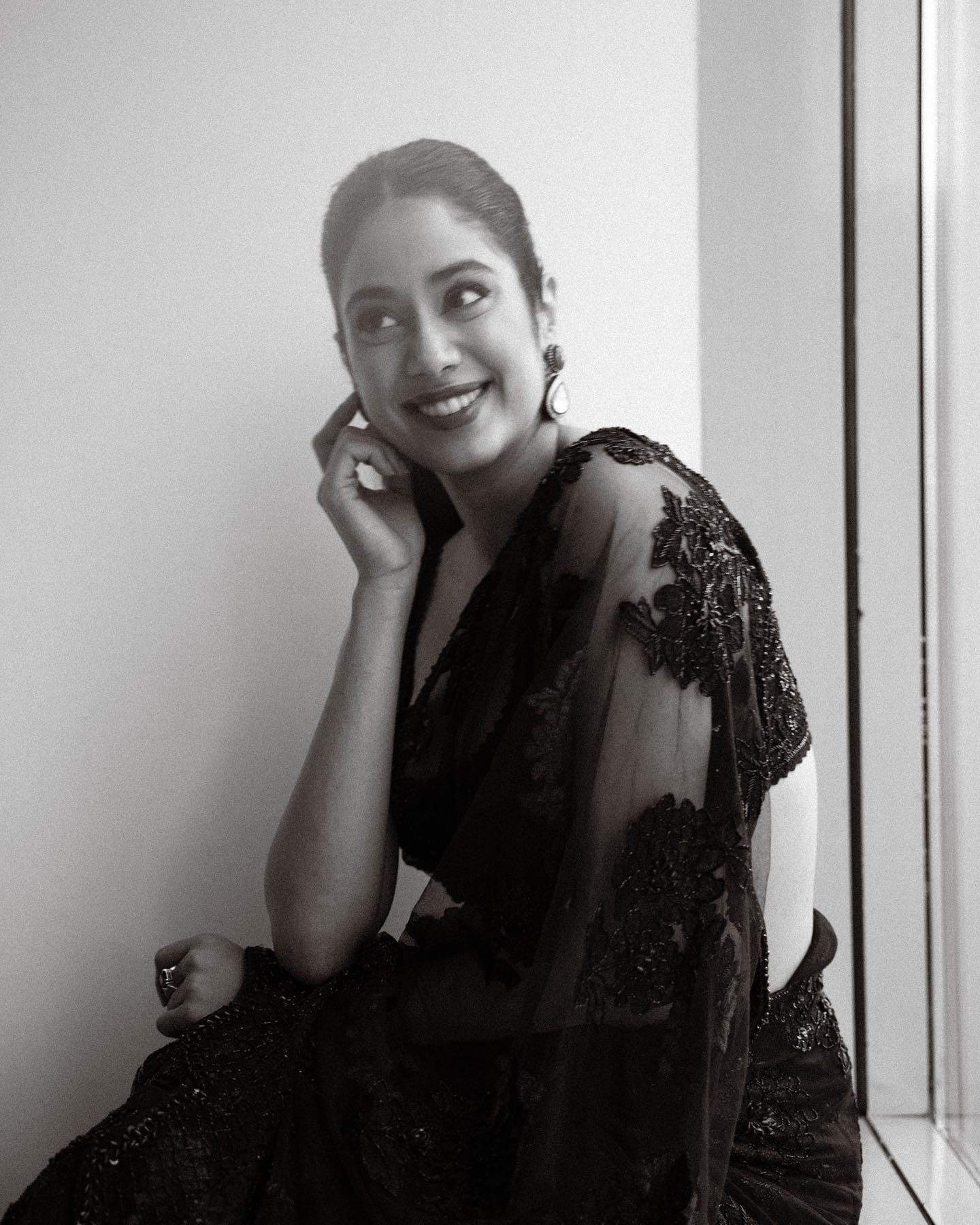 Janhvi kapoor shared her photos in saree to thank her fans for giving love to her film good luck jerry