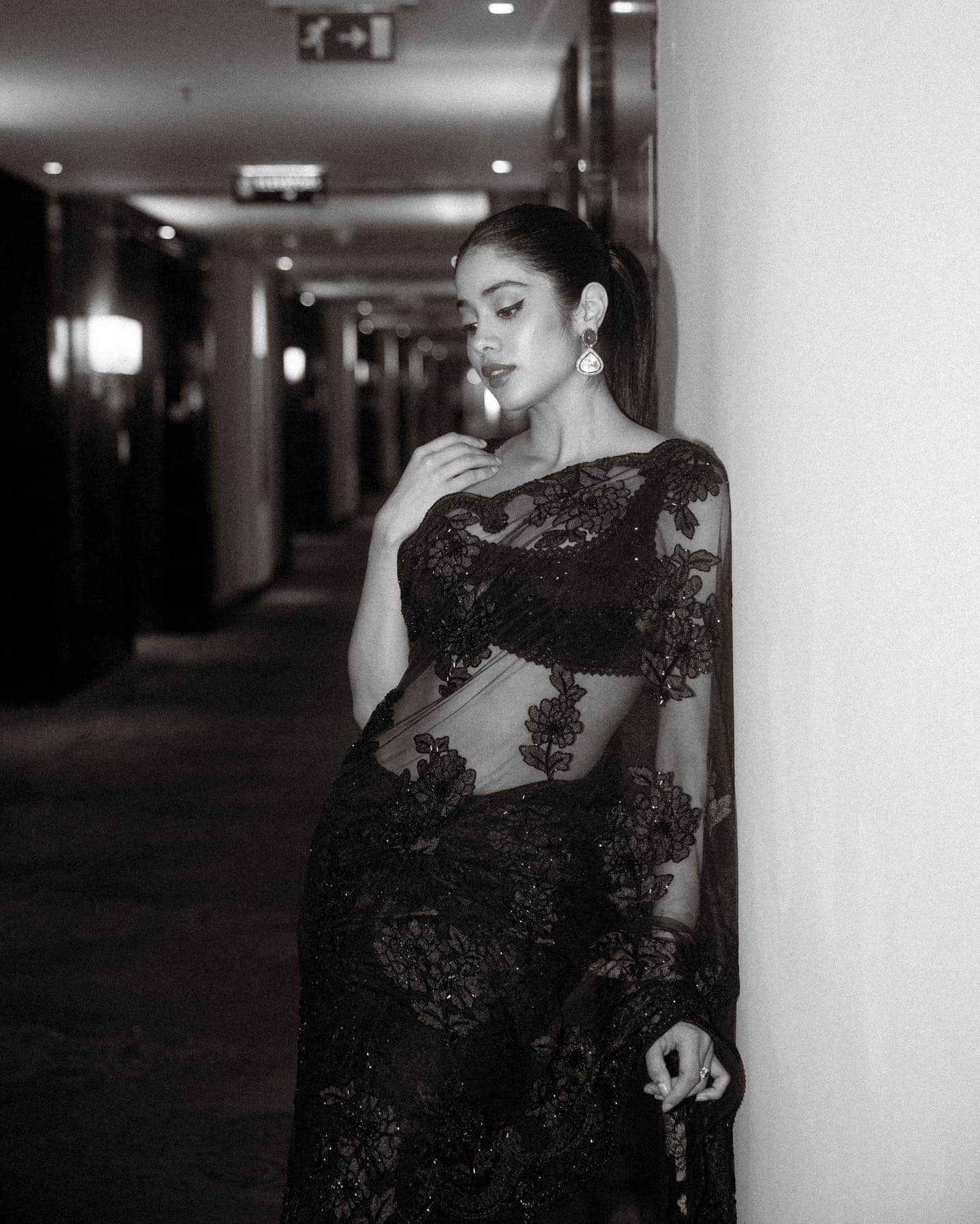 Janhvi kapoor shared her photos in saree to thank her fans for giving love to her film good luck jerry