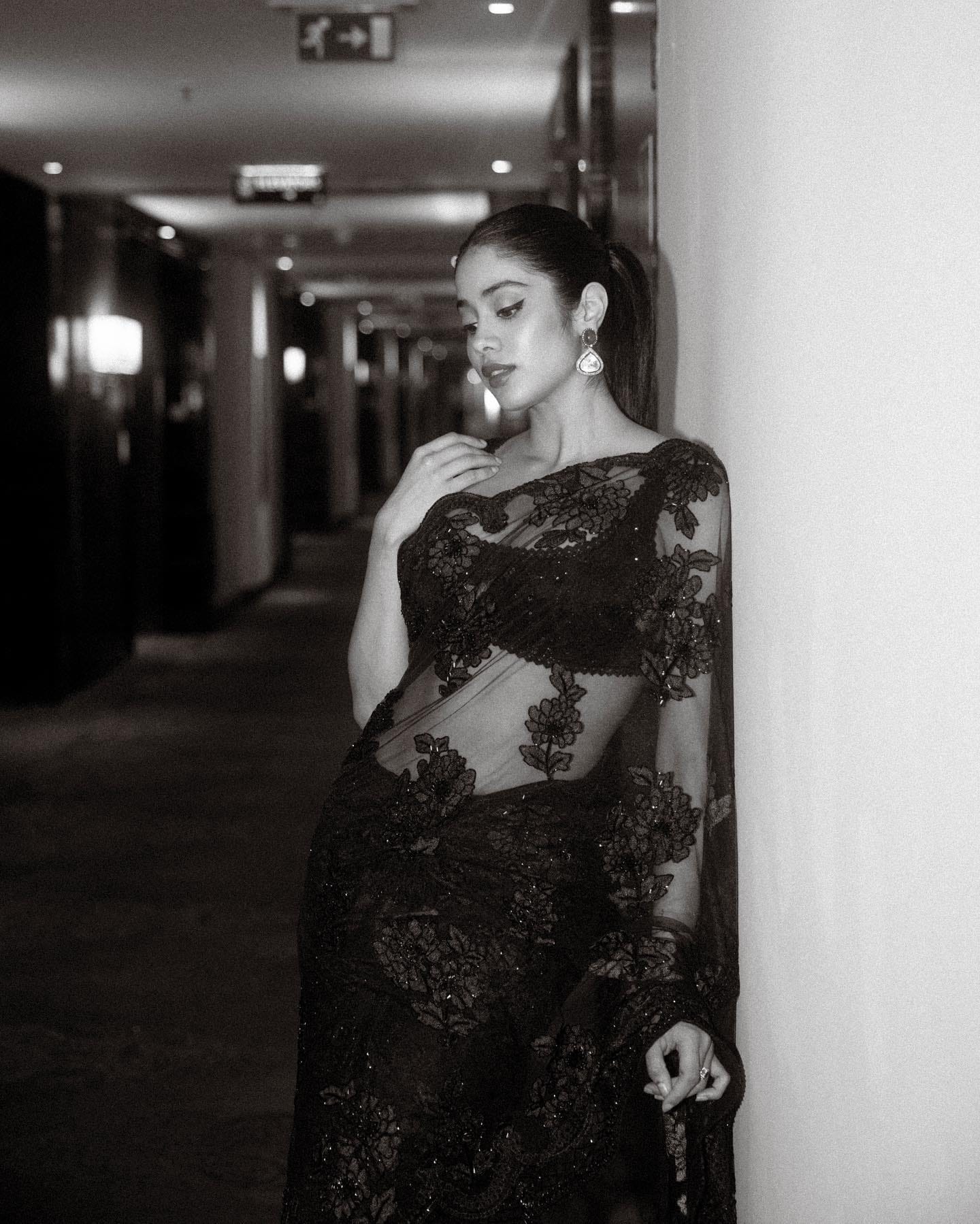Janhvi kapoor shared her photos in saree to thank her fans for giving love to her film good luck jerry