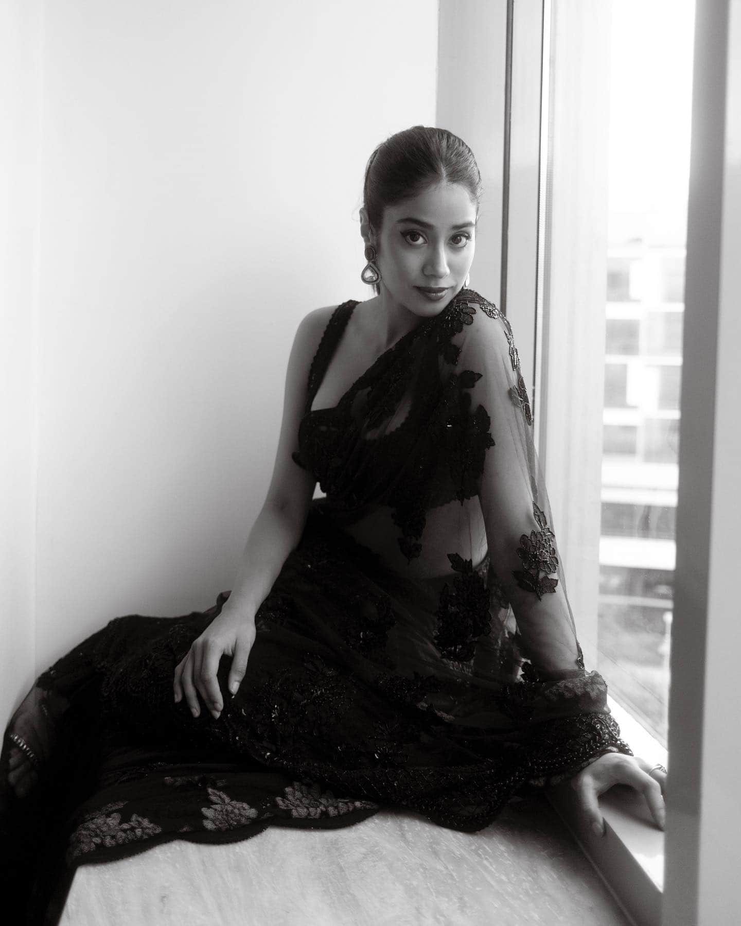 Janhvi kapoor shared her photos in saree to thank her fans for giving love to her film good luck jerry