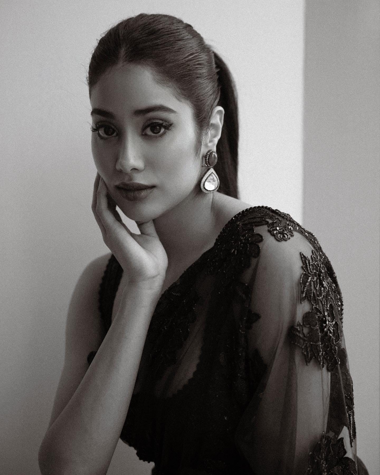 Janhvi kapoor shared her photos in saree to thank her fans for giving love to her film good luck jerry