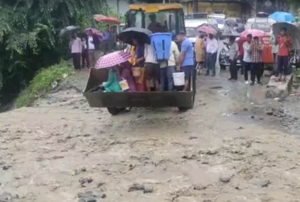 Uttarakhand Weather Update: Badrinath Highway open after 22 Hours tourists run vehicle in danger photos