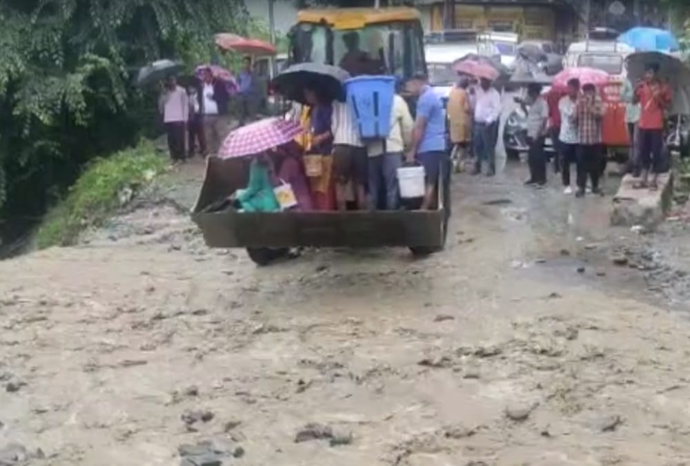 Uttarakhand Weather Update: Badrinath Highway open after 22 Hours tourists run vehicle in danger photos