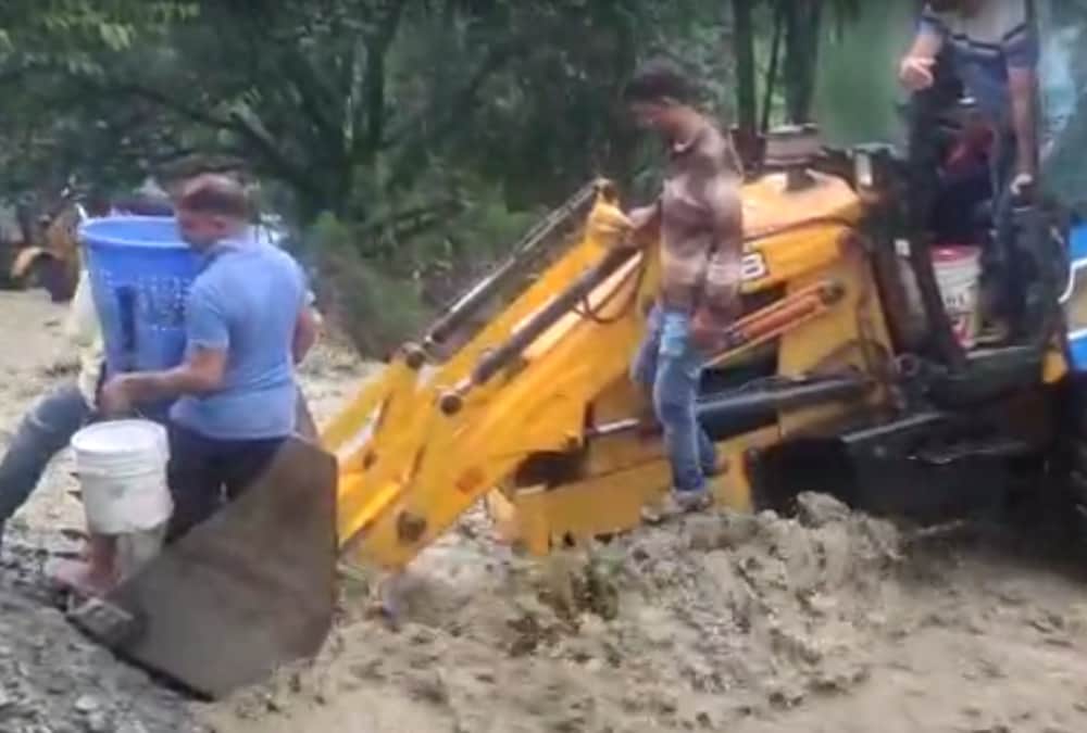 Uttarakhand Weather Update: Badrinath Highway open after 22 Hours tourists run vehicle in danger photos
