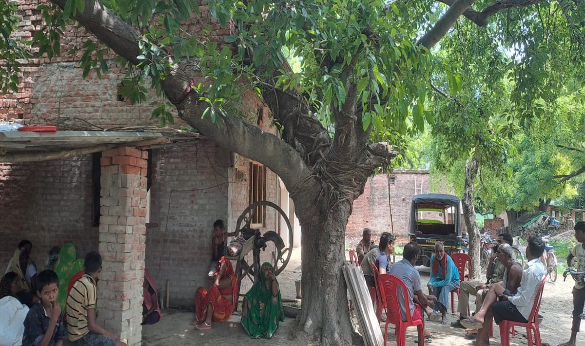Two sides clashed in old enmity in jaunpur firing in front of police two injured,