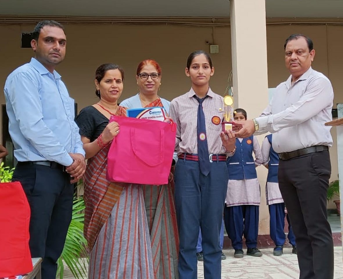 The winners of the competition were awarded with trophies