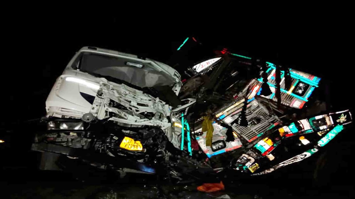 Hamirpur Accident: Two trucks collide on the highway, one Died
