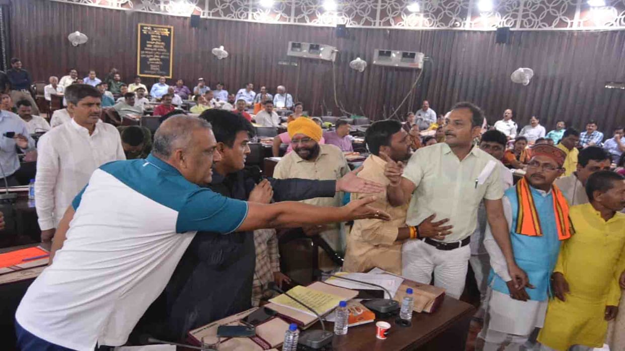 Kanpur: BJP-Congress clash in nagar nigam sadan