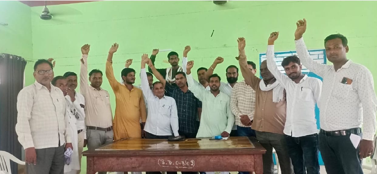 In the meeting of the village head union in Auraiya, the chiefs counted the problems, submitted the memorandum
