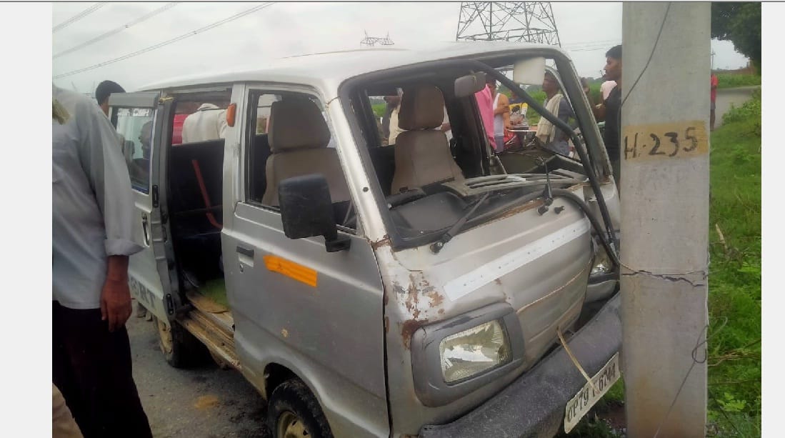 Uncontrollable school van collides with pillar in Auraiya, five injured, van driver ran away leaving children