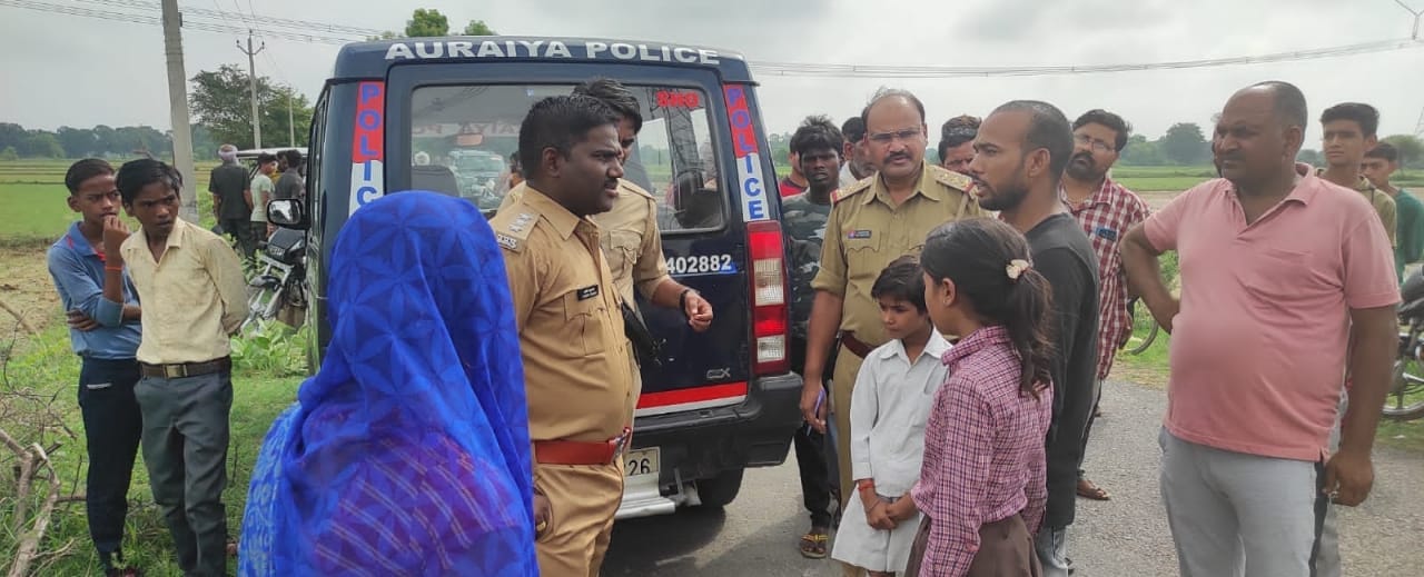 Uncontrollable school van collides with pillar in Auraiya, five injured, van driver ran away leaving children