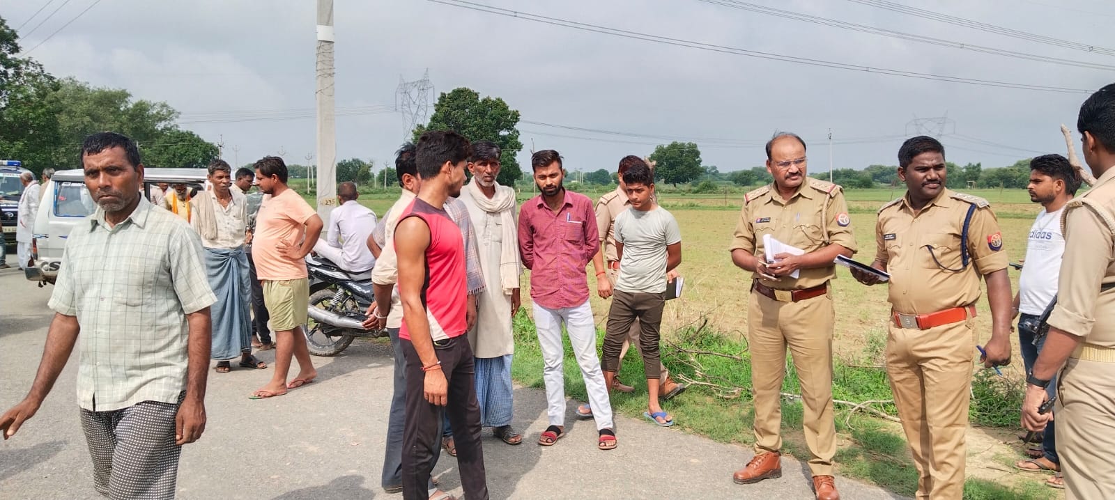 Uncontrollable school van collides with pillar in Auraiya, five injured, van driver ran away leaving children