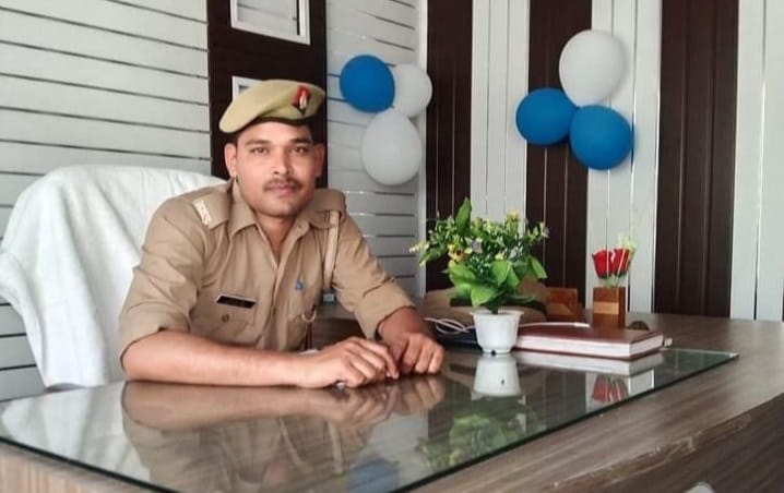 the soldier took a photo sitting on the chair of the police station in Hardoi, the SO ordered an inquiry