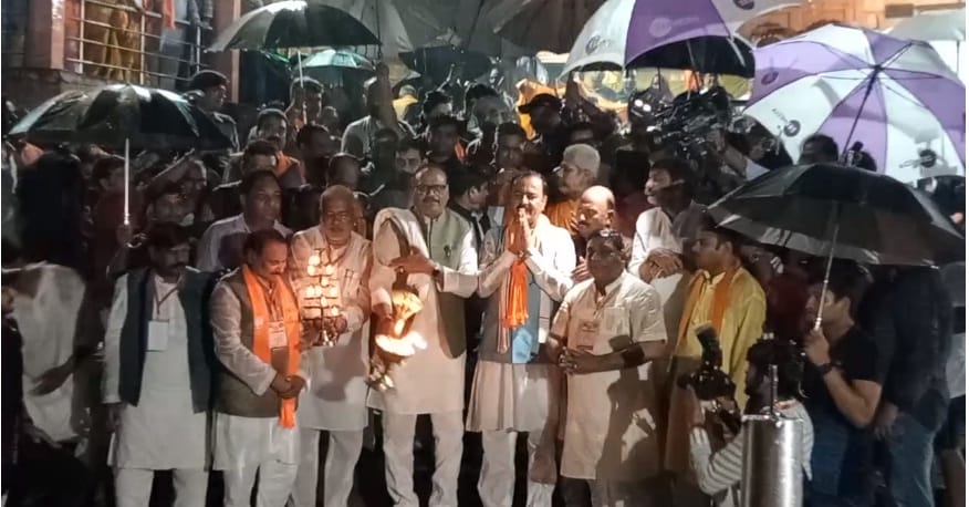 Aarti of Mandakini wearing umbrella in Chitrakoot amid drizzling rain, 15 ministers including Deputy CM also a