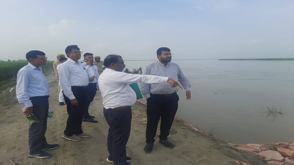 District Magistrate inspected cut off banks of Ganges with officials in Hastinapur Meerut