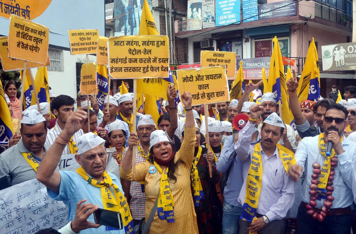 Aam Aadmi Party workers on the road due to inflation