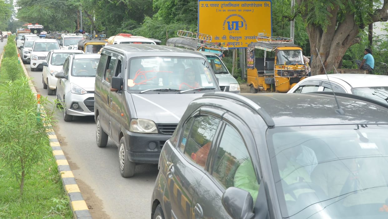 traffic system failed due to crowd of devotees in Vrindavan on haryali teej