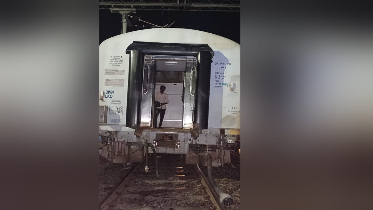 padmawat express coaches separated from engine in roza station of shahjahanpur