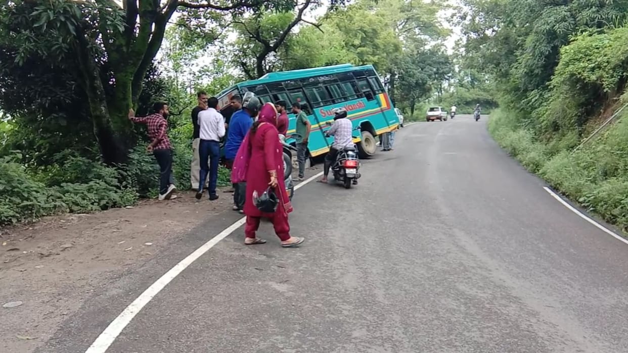 private bus accident in bassi bhoranj hamirpur