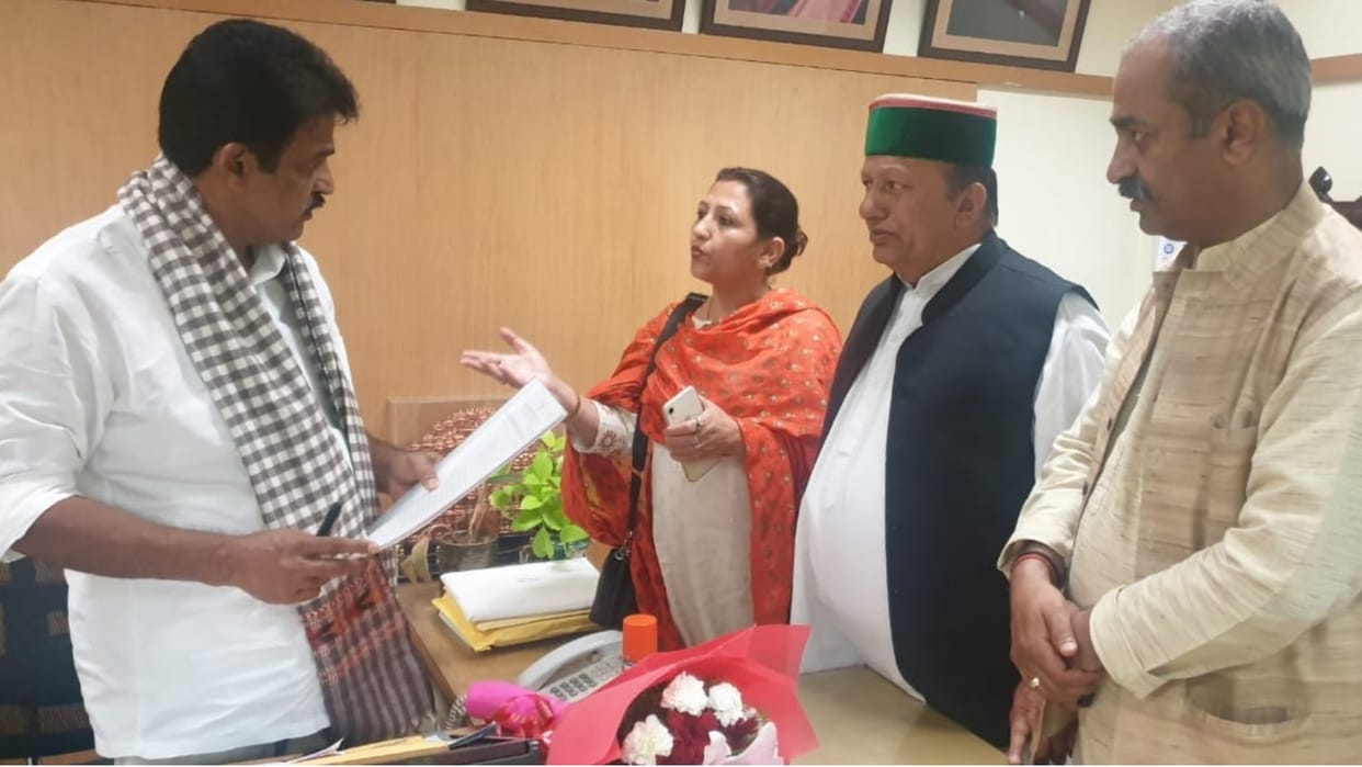 Himachal Congress leaders meets priyanka gandhi in Delhi