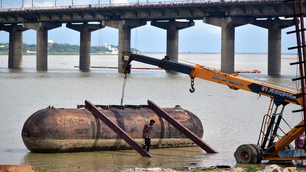 casks worth lakhs of rupees were washed away in the Ganges
