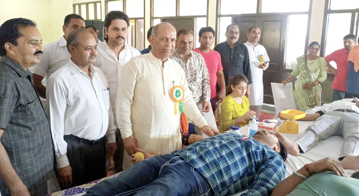 100 people donated blood in the camp