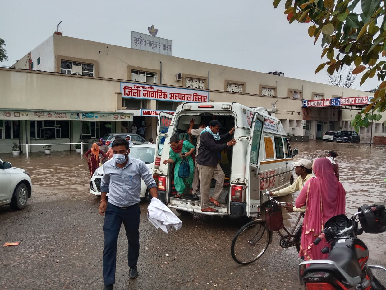 Do not let the shoes-clothes of hospital employees drown in the water, ambulance brought them across the water