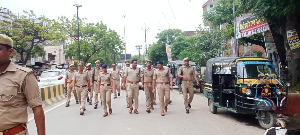 esapee ne pulis karmiyon ke saath shahar mein kiya maarch