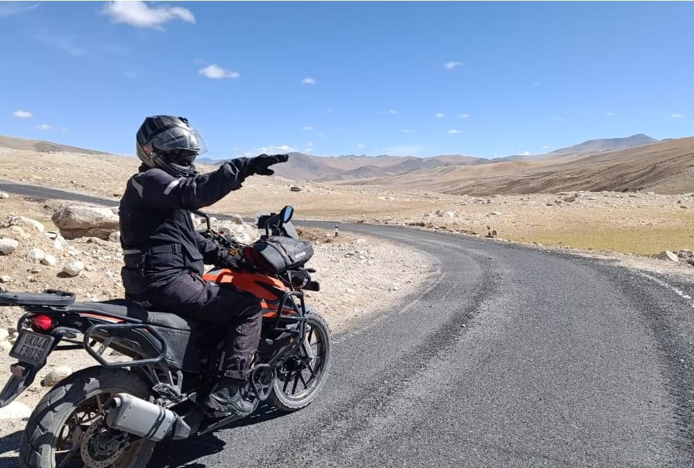 Uttarakhand News: Biker Manish Chaudhary Reach Umling La pass Know his Experience
