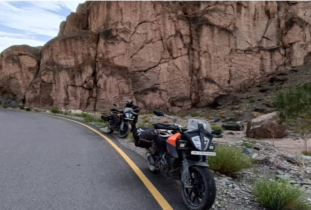 Uttarakhand News: Biker Manish Chaudhary Reach Umling La pass Know his Experience
