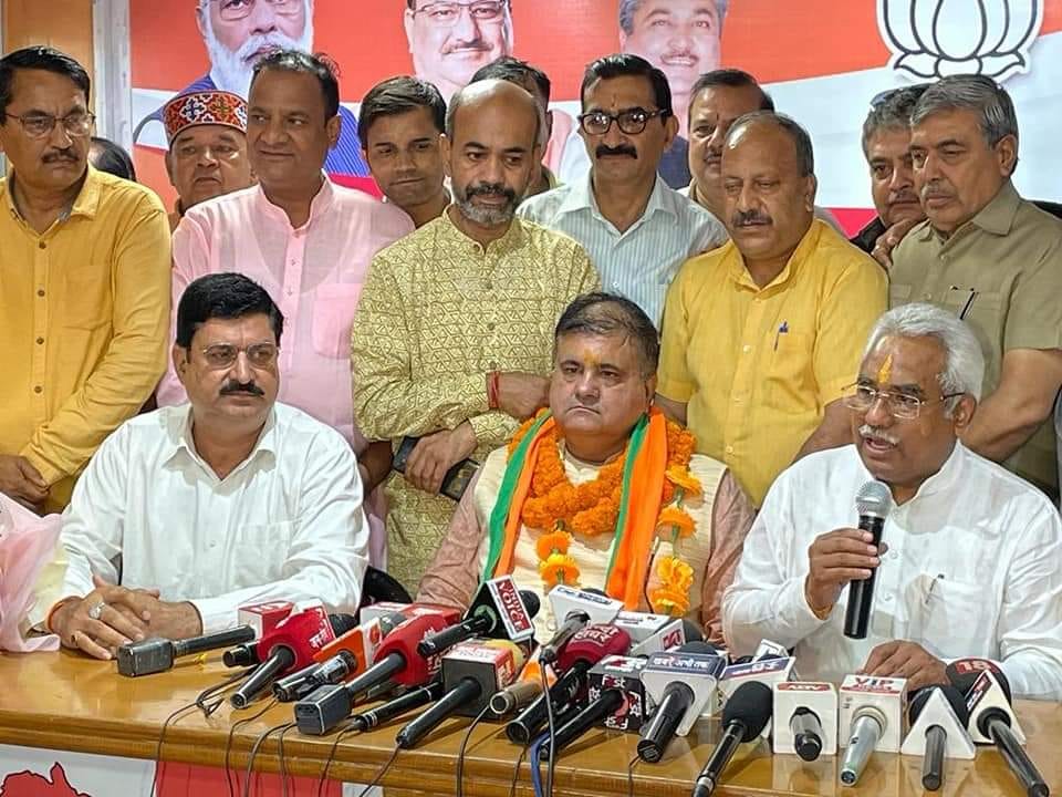 Uttarakhand Politics News BJP made balance in equation to appoint mahendra bhatt as new state president