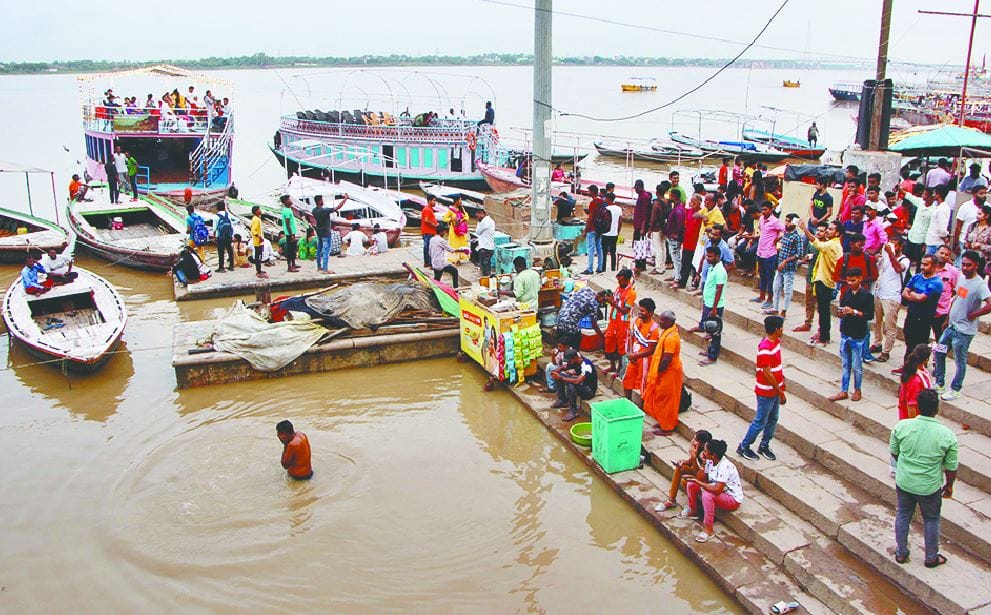 Ganga water level increasing in varanasi Trouble in cremation at Manikarnika and Harishchandra Ghat