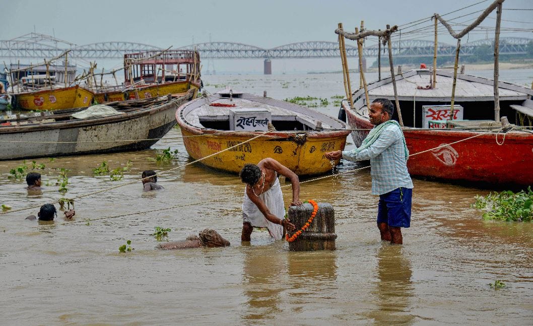 Ganga water level increasing in varanasi Trouble in cremation at Manikarnika and Harishchandra Ghat