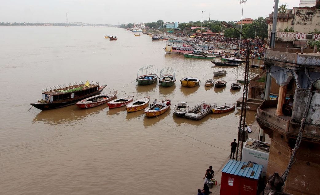 Ganga water level increasing in varanasi Trouble in cremation at Manikarnika and Harishchandra Ghat