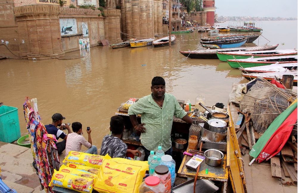 Ganga water level increasing in varanasi Trouble in cremation at Manikarnika and Harishchandra Ghat