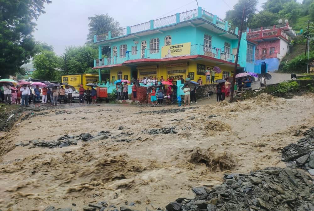 Uttarakhand Weather Update: Badrinath Highway open after 22 Hours tourists run vehicle in danger photos
