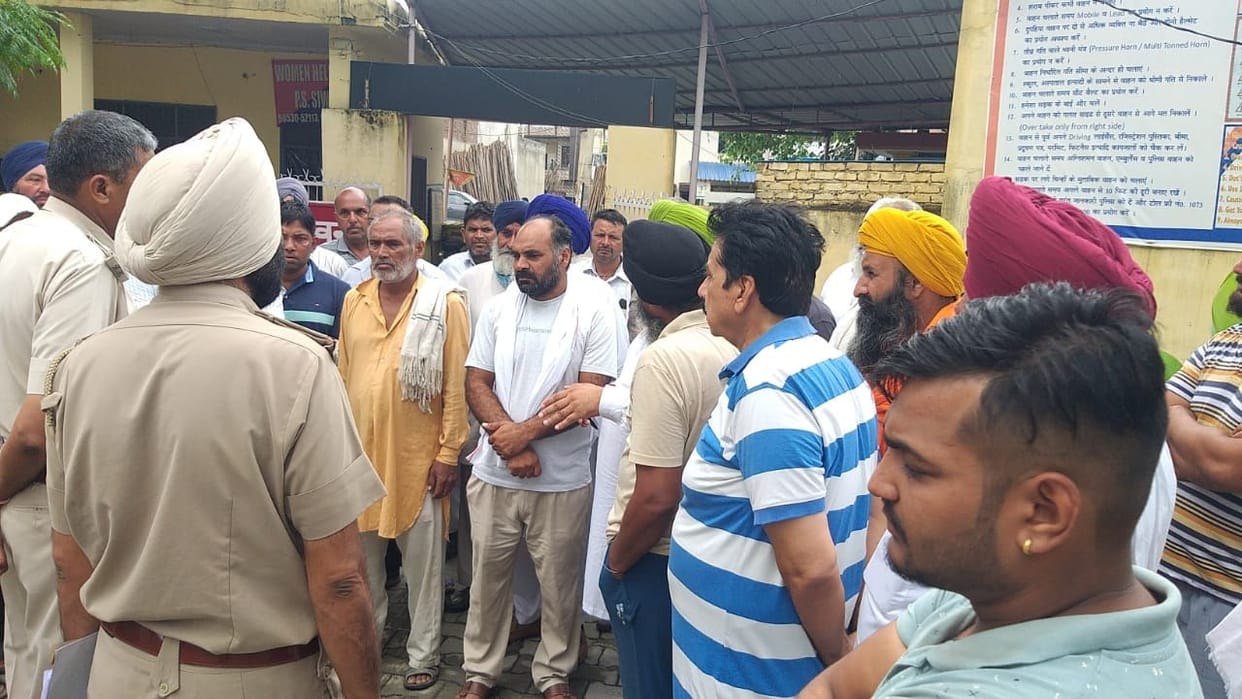 Angry farmers reached the police station, expressed anger