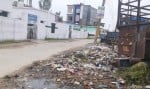नगर पंचायत नौगवा पकड़िया के सरकारी स्कूलों के पास लगे गंदगी के ढेर। संवाद