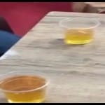 मेज पर रखे शराब से भरे ग्लास